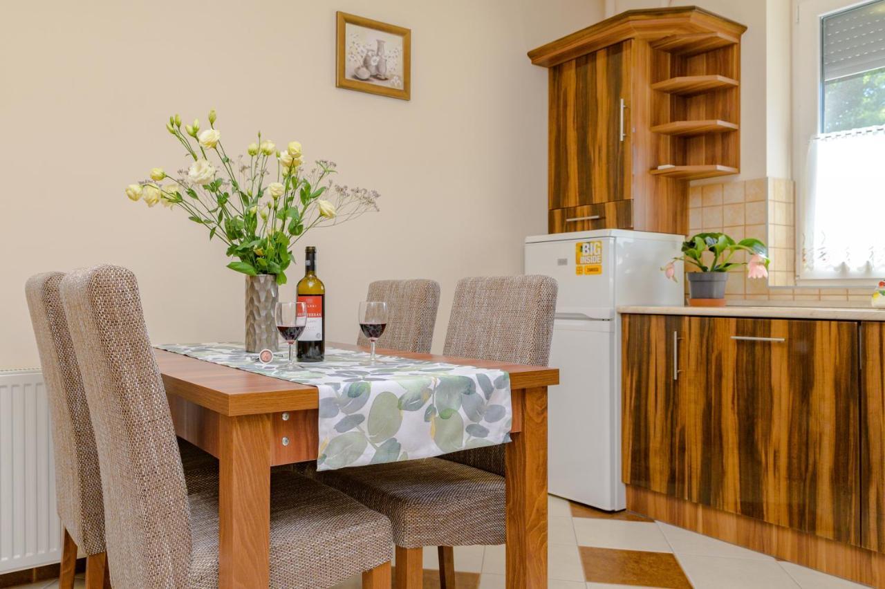 Illes Apartmanok I. Hajdúszoboszló Buitenkant foto
