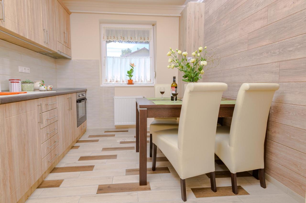 Illes Apartmanok I. Hajdúszoboszló Buitenkant foto