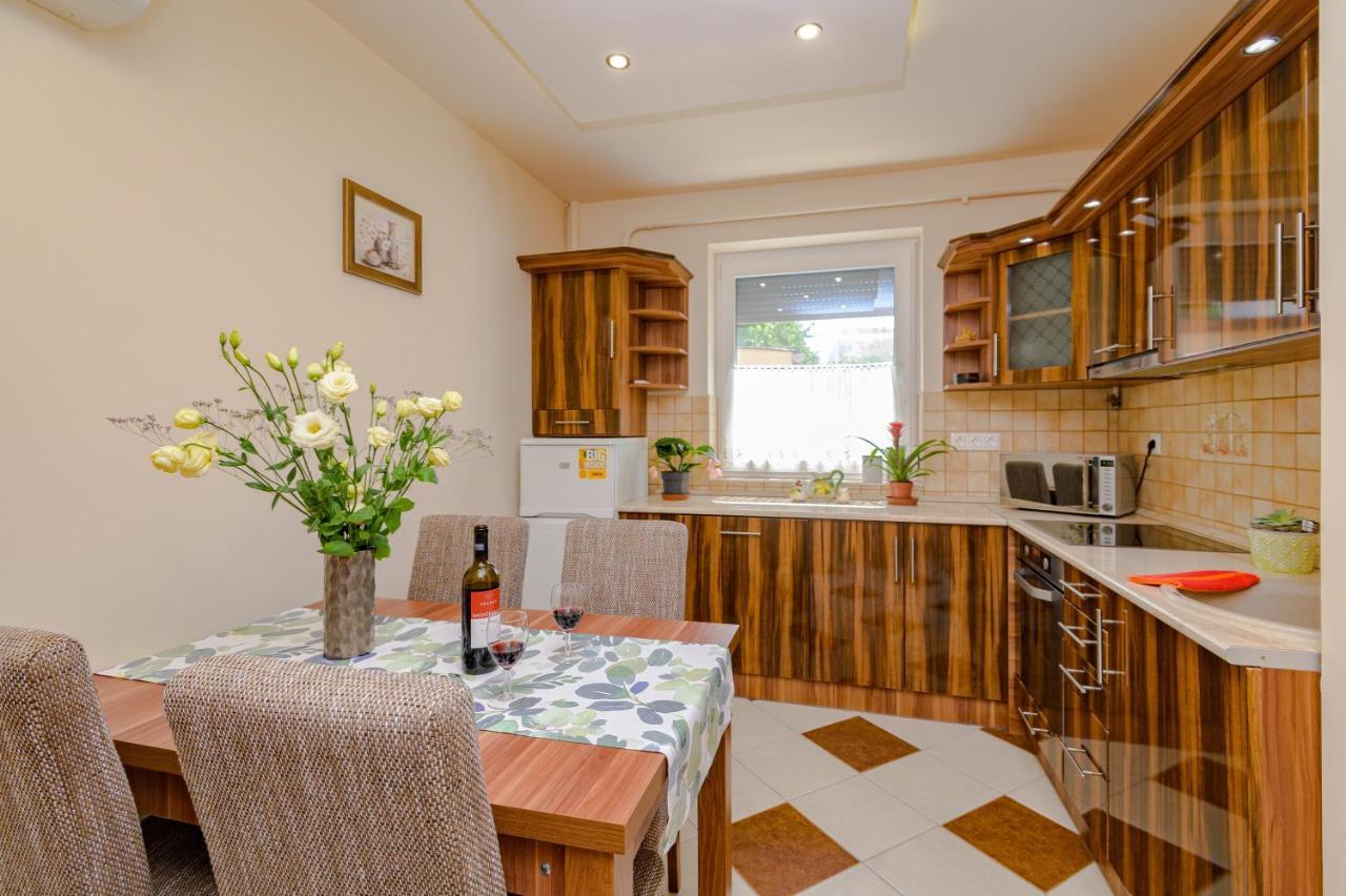 Illes Apartmanok I. Hajdúszoboszló Buitenkant foto